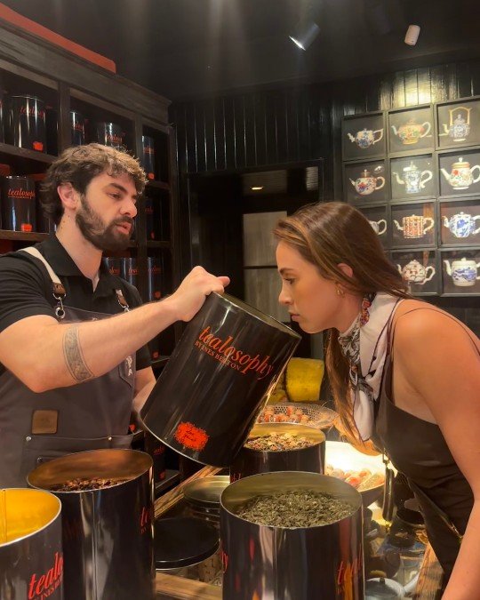 Ana Delais sente os aromas dos blends de chá na Tealosophy, de Inés Berton em Buenos Aires.