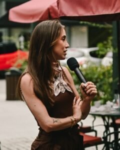 Sommelière de Chás Ana Delai em evento de harmonização no Shoppin Casa e Design em 30/09/2025